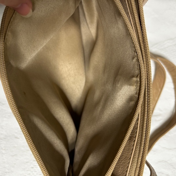 Great American Soft Tan Leather 3 Pocket Purse snap close and adjustable straps - Picture 10 of 14